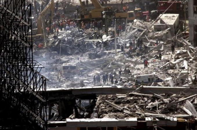 Giới chức tr&aacute;ch đ&atilde; t&igrave;m thấy 19.435 bộ phận cơ thể của c&aacute;c nạn nh&acirc;n bị v&ugrave;i lấp trong lớp đất đ&aacute;. Số trẻ em mất cha mẹ trong vụ khủng bố 11/9 l&ecirc;n đến 3.051 người. Sau vụ tấn c&ocirc;ng 11/9, 70 trẻ em được sinh ra nhưng mất bố trong vụ khủng bố tồi tệ tr&ecirc;n. Vụ khủng bố tồi tệ nhất lịch sử Mỹ n&agrave;y đ&atilde; g&acirc;y thiệt hại lớn về người v&agrave; t&agrave;i sản. (Nguồn ảnh: Theo Reuters)