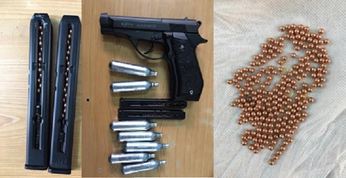 Súng, băng đạn và bình ga CO2 đối tượng gây án.