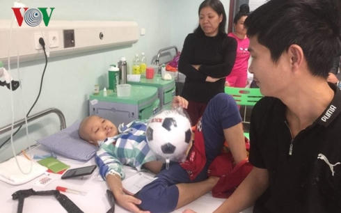 Quang Nhật nhận được tặng  một quả bóng đá - món quà từ các nhà hảo tâm mà PV VOV thay mặt trao tặng.