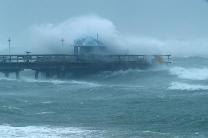 Sau khi ập vào đảo Florida Keys, bão Irma đã làm ít nhất 3 người thiệt mạng. Trong số người chết có một nữ cảnh sát của hạt Hardee đang lái xe về nhà sau ca trực đêm thì bị va chạm với một xe khác.  Ảnh: AFP.