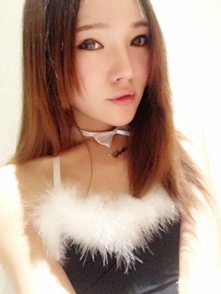 Sinh ngày 24 tháng 8 năm 1990 trong một gia đình có có truyền thống hoạt động nghệ thuật ở Bắc Kinh, Tôn Tịnh Nhã đã cho thấy tài năng và sự bạo dạn của mình ngay từ khi còn nhỏ.