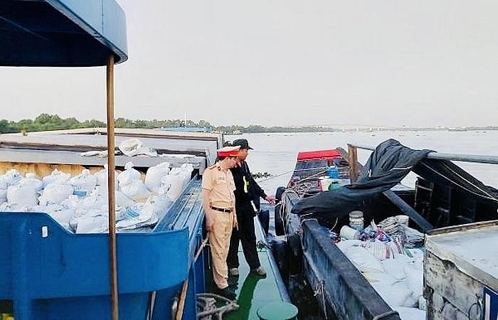 Lực lượng chức năng bắt quả tang nhóm đối tượng đang trộm cắp hàng hóa.
