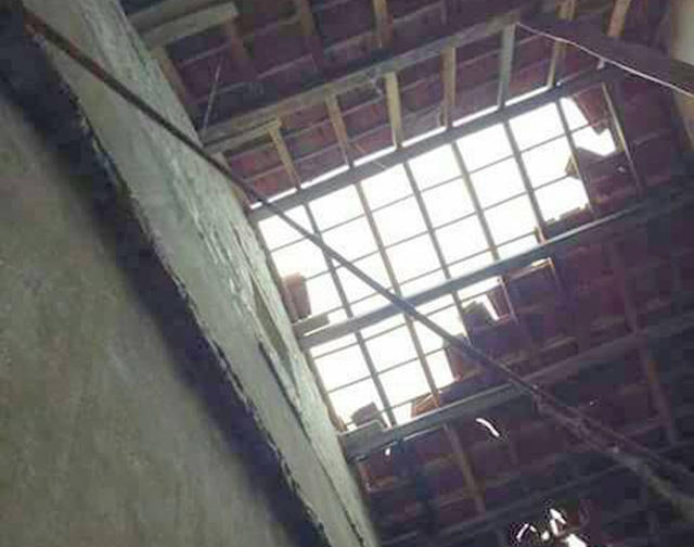 Một số ngôi nhà bị lốc xoáy cuốn bay mái ngói.