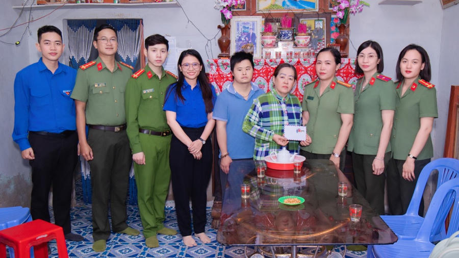 Đoàn Thanh niên, Công an nhân dân tỉnh Cà Mau thăm hỏi, trao tặng quà cho đại diện gia đình cách mạng gương mẫu bà Phan Thị Nhành tại xã Phú Tân.
