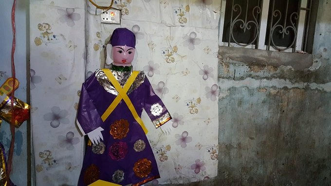 Chị Phương - người sản xuất vàng mã, nói: "Mua nhà lầu, xe hơi, hàng hiệu xa xỉ, tất nhiên không thể thiếu người giúp việc. Bởi vậy vài năm nay, mặt hàng osin giấy được chúng tôi sản xuất khá nhiều nhưng vẫn không đủ cung cấp. Một bộ bao gồm biệt thự, xe hơi, máy giặt, điều hòa, quần áo, tiền vàng cùng với một osin có giá khoảng 10 triệu đồng".
