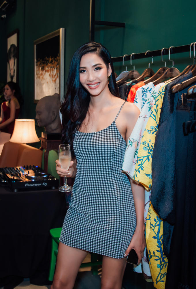 Á hậu hoàn vũ Hoàng Thuỳ.