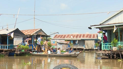 Ngay sau khi nhận được mật thư, các cặp bố con cảm thấy rất thích thú. Mọi người bắt đầu sắp xếp lại đồ đạc và đi thăm quan nhà của nhau.