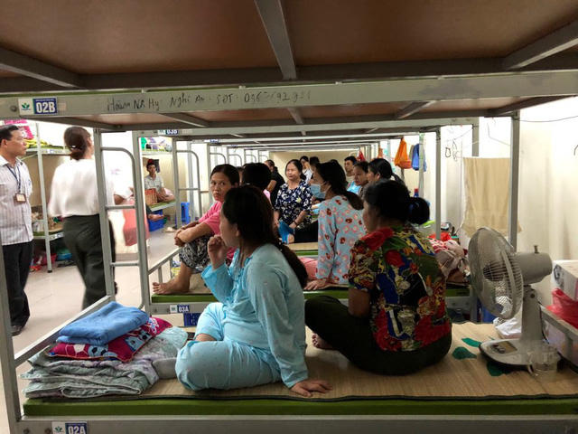 Bệnh nh&acirc;n ngh&egrave;o &ograve;a kh&oacute;c nh&igrave;n nh&agrave; trọ ch&aacute;y kh&ocirc;ng thể v&agrave;o lấy đồ