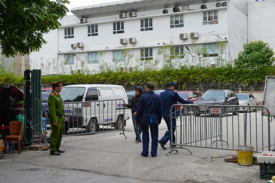 Lực lượng thanh tra giao thông và công an phường tiến hành kiểm tra và rào chắn lại khu đất không để cho tình trạng vi phạm tái diễn.
Lực lượng thanh tra giao thông và công an phường tiến hành kiểm tra và rào chắn lại khu đất không để cho tình trạng vi phạm tái diễn.