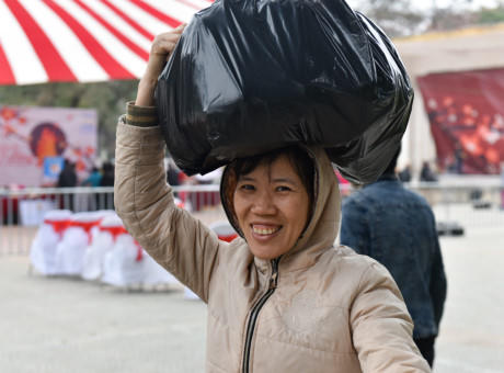 Sau phi&ecirc;n chợ tết 0 đồng, những người ngh&egrave;o vui vẻ ra về với một c&aacute;i tết ấm no hơn.