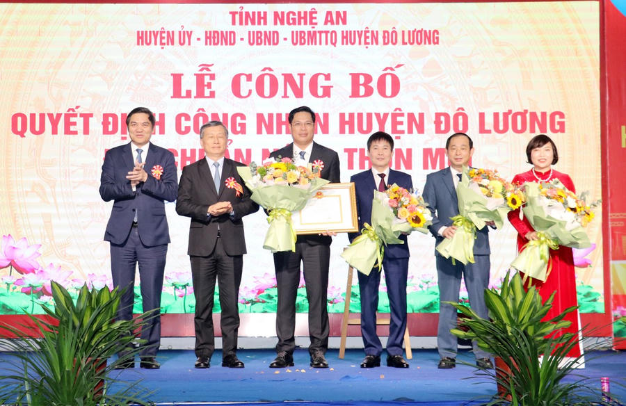 Lãnh đạo các cấp trao Bằng công nhận huyện Đô Lương đạt chuẩn huyện NTM và tặng hoa chúc mừng huyện Đô Lương.