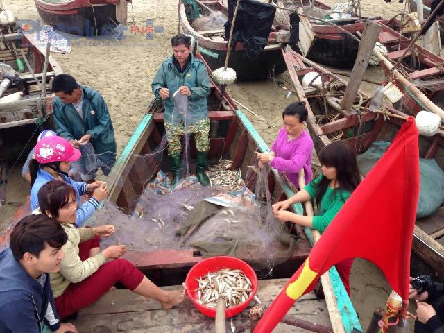 Việc đồng ý cho ngư dân tiếp tục bám biển tra khơi đã giải quyết xong việc người dân Sầm Sơn tạp trung đông người tại cổng UBND tỉnh để khiếu kiện, đòi biển. (Ảnh: Anh Thắng)