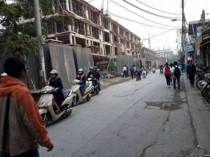 Dự án nằm trên tuyến đường Triều Khúc nhỏ hẹp, chiều rộng chỉ khoảng 4m.