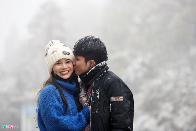 Cặp đôi Tâm và Phương một người sống ở Lào Cai, người từ TP.HCM hẹn hò tại Sa Pa và đi ngắm tuyết.