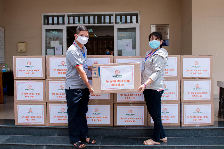 Tập đoàn Hưng Thịnh trao tặng 50.000 bộ kit xét nghiệm SARS-CoV-2cho đại diện UBND Thành phố Thủ Đức, TP.HCM