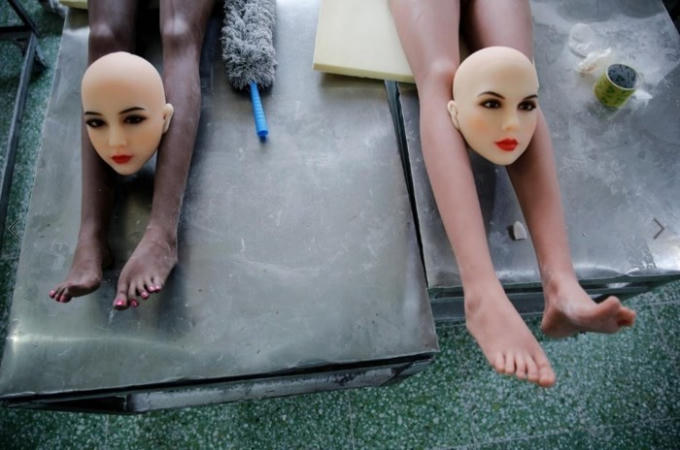 Công ty WMDOLL, có trụ sở tại tỉnh Quảng Đông, đã cho ra mắt búp bê tình dục có trí thông minh nhân tạo (AI) vào cuối năm 2016.