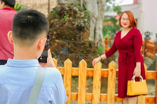 Du khách chụp ảnh kỷ niệm