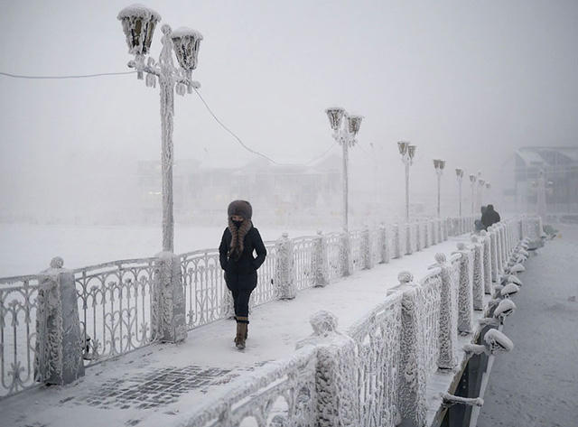 Cảnh một cây cầu phủ trong băng giá ở thành phố Yakutsk. (Ảnh: Reuters)