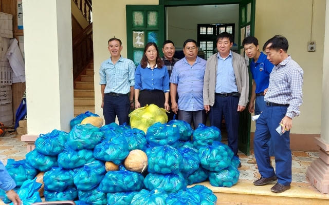 Phường Ô Quý Hồ hỗ trợ gần 3 tấn rau, củ quả cho người dân bị thiệt hại do mưa lũ