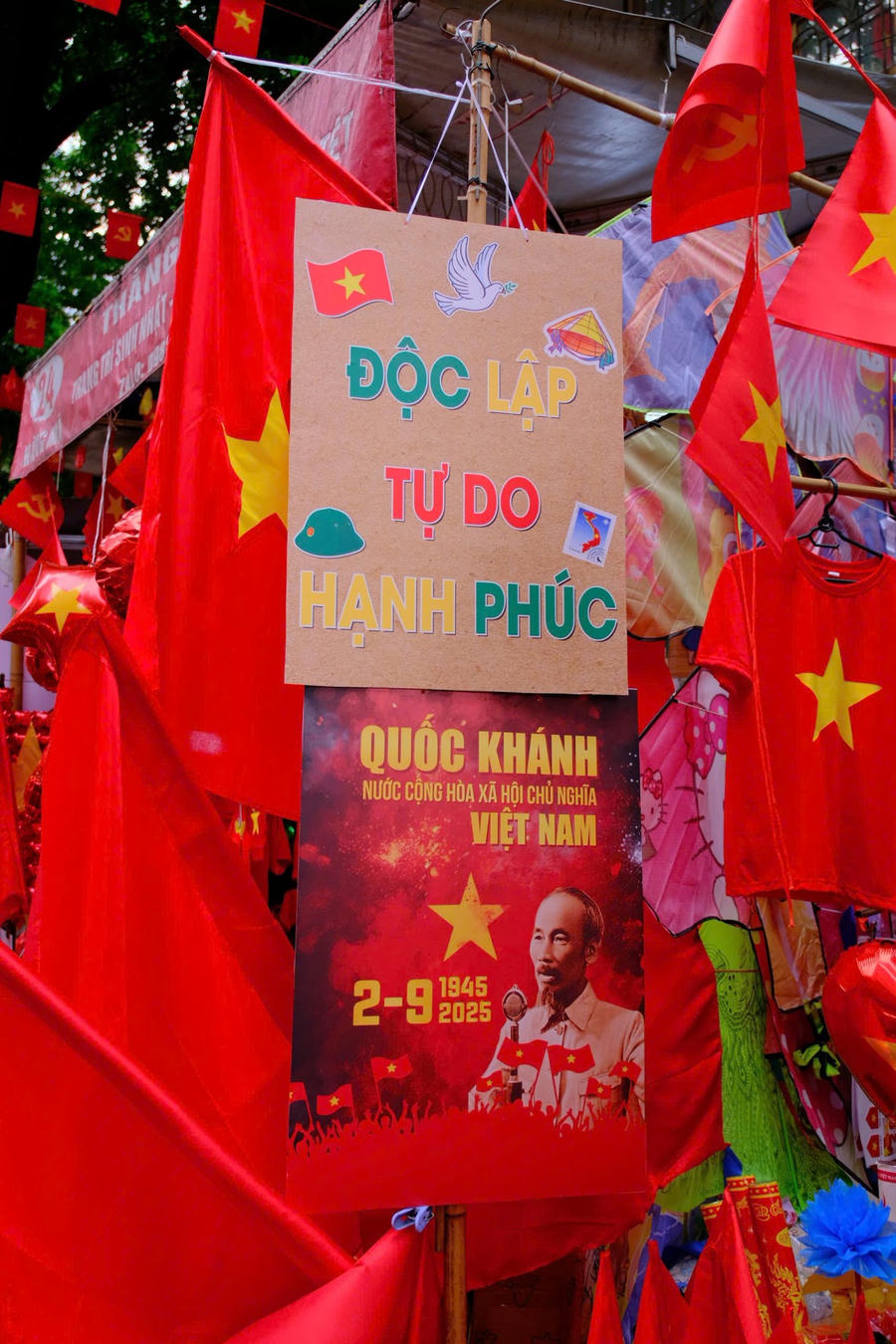 Không khí mừng Quốc khánh 2/9 lan tỏa khắp phố phường Hà Nội