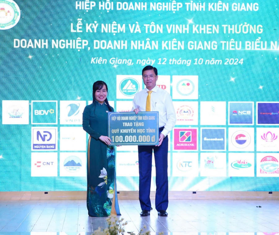 Bà Phạm Thị Như Phượng- Chủ tịch Hiệp hội Doanh nghiệp tỉnh Kiên Giang trao bảng tượng trưng ủng hộ Quỹ Khuyến học cho Phó Chủ tịch UBND tỉnh Kiên Giang Nguyễn Lưu Trung.