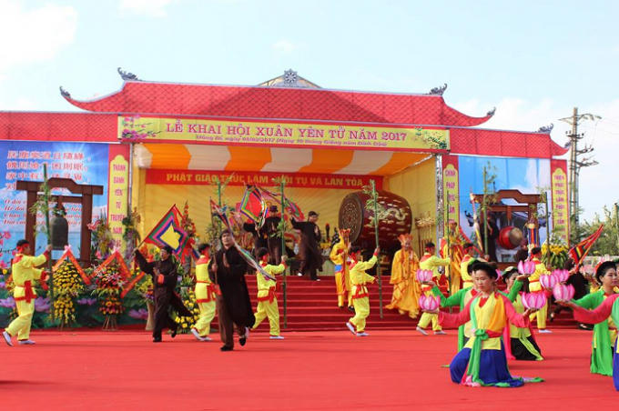 Lễ hội Yên Tử là một lễ hội được tổ chức tại khu di tích lịch sử và danh thắng Yên tử kể từ ngày 10/1 đến hết tháng 3 Âm lịch hàng năm. Ảnh Văn Đại.