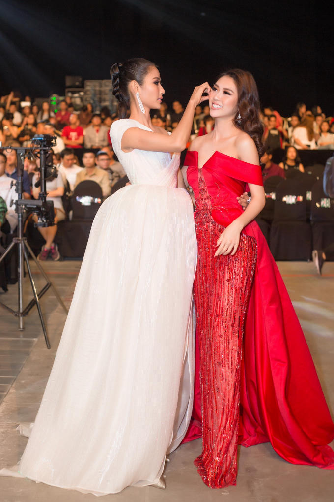 Tường Linh diện đầm chung kết HH Li&ecirc;n lục địa, đọ d&aacute;ng với Ho&agrave;ng Thuỳ