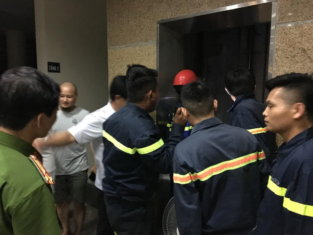 Lực lượng cứu hộ cảnh sát PCCC Thanh Hóa nhanh chóng tiếp cận thang máy, mở nắp đưa 10 người ra ngoài an toàn.