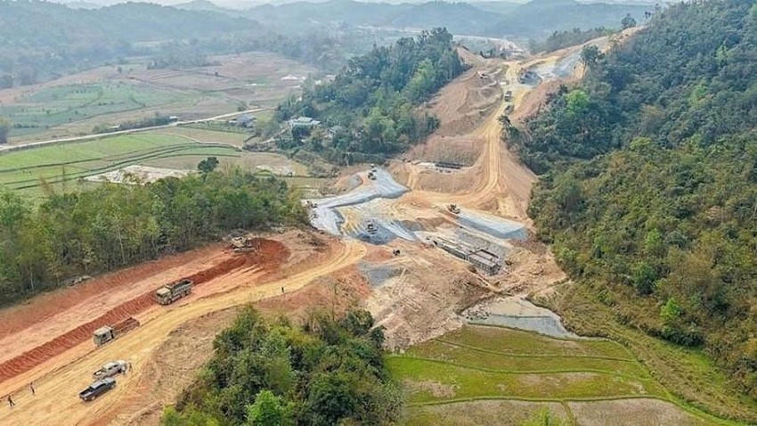 Đơn vị thi công huy động nhân lực, máy móc, thiết bị thực hiện bảo đảm tiến độ Dự án tuyến cao tốc Đồng Đăng (Lạng Sơn) - Trà Lĩnh (Cao Bằng) giai đoạn 1. (Ảnh: V.T).