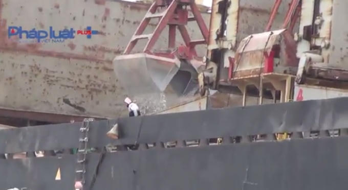 Hình ảnh sang tải hàng hóa trài phép trên Vịnh Hạ Long gây ô nhiễm môi trường.