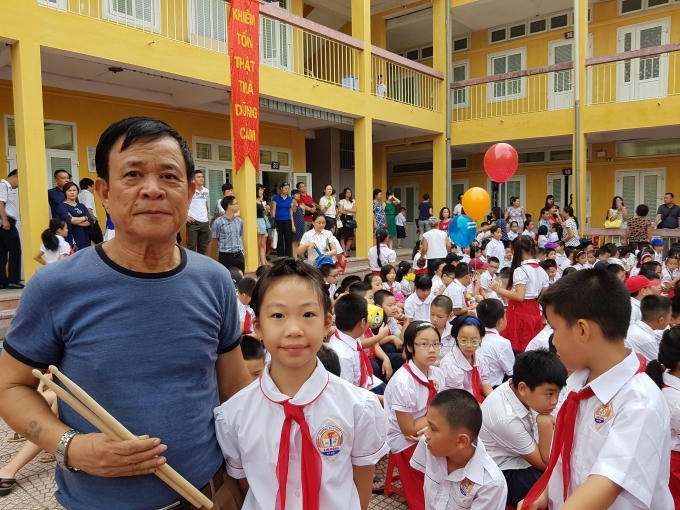 Ông Phạm Quốc Hùng (Ba Đình, Hà Nội) đưa cháu Phạm Trà My đến trường từ rất sớm để kịp dự lễ khai giảng thiêng liêng và trang trọng.