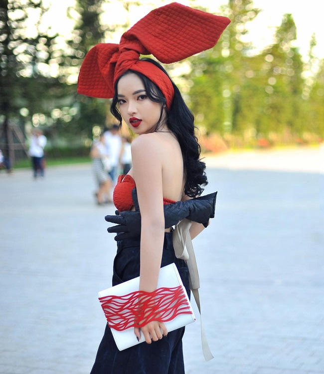 Họa tiết trang trí chiếc áo cũng vô cùng đặc biệt.