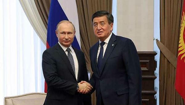 Tổng thống Nga Vladimir Putin và người đồng cấp Kyrgyzstan Sooronbai Jeenbekov