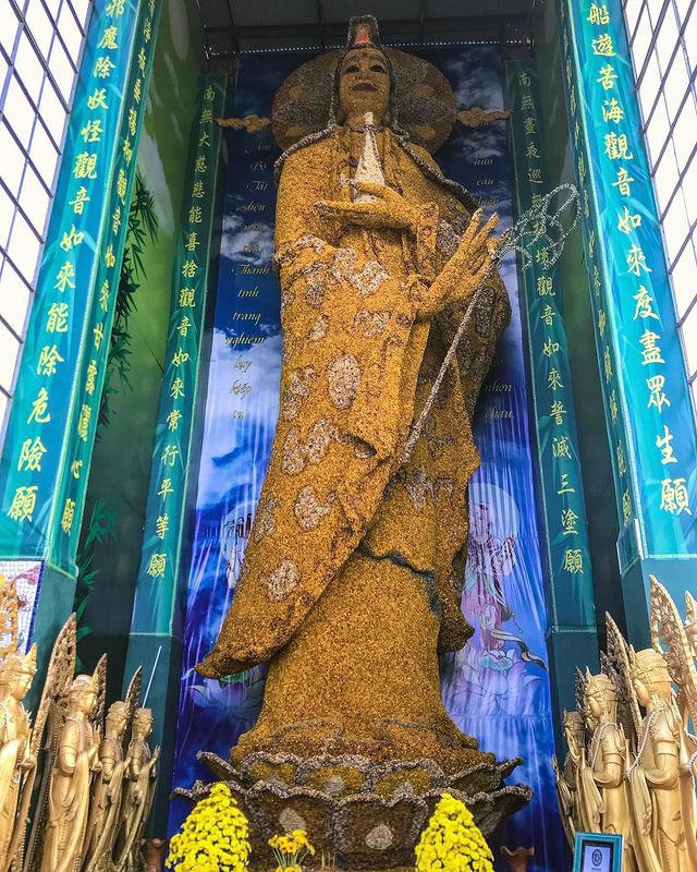 Năm 2017, tượng Bồ tát Quán Thế Âm bằng hoa bất tử được chứng nhận là kỷ lục thế giới bởi Liên minh Kỷ lục Thế giới. (Ảnh: @fillenish).