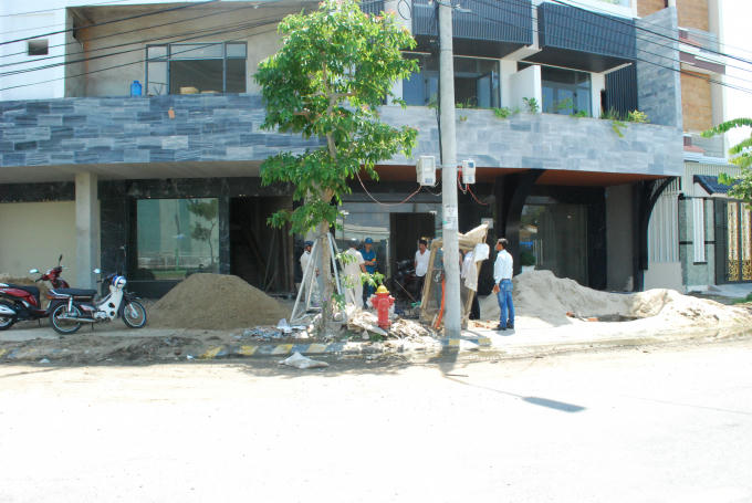 Cát đổ đầy xuống mặt đường lẫn khu vực thoát nước của đường Trần Nhân Tông.