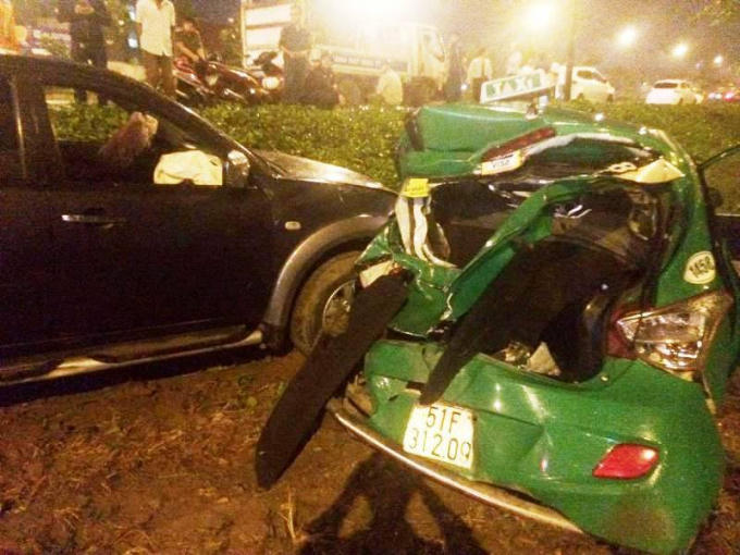 Chiếc xe taxi bị tông dập nát làm 4 người bị thương nặng.