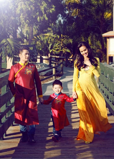 Bằng Kiều và Mỹ Linh dạo chơi cùng cậu út.