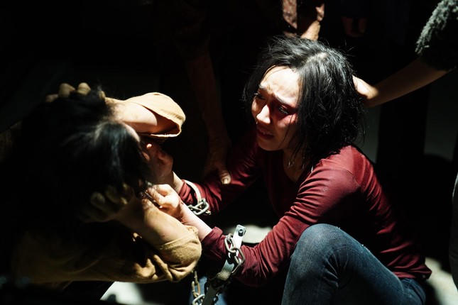 Cảnh trong phim &ldquo;B&oacute;ng đ&egrave;&rdquo;