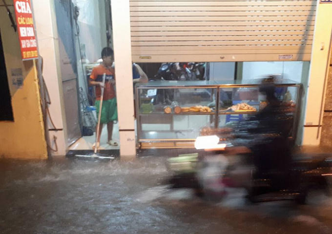 Sóng nước tràn cả vào nhà mỗi khi có phương tiện đi qua.