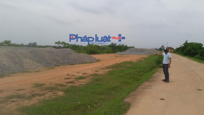 Cát, sỏi được tập kết từ lâu nhưng không thi công gì?