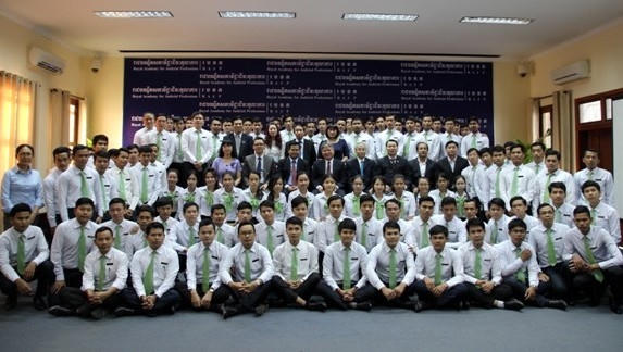 Thăm và chụp ảnh với các Học viên Học viện hoàng gia đào tạo nghề tư pháp Campuchia.