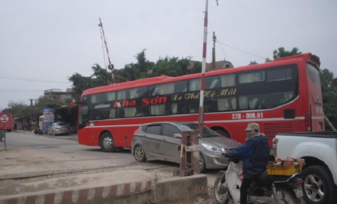 Các phương tiện vượt đường ngang tại ngã 3 Yên Lý, xã Diễn Yên (Diễn Châu, Nghệ An). Ảnh Duy Ngợi.