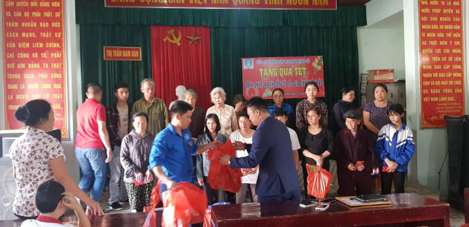 Trao tặng qu&agrave;, mong tết ấm cho người ngh&egrave;o qu&ecirc; hương Nam Đ&agrave;n