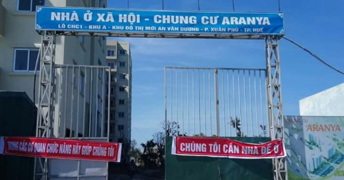 Băng rôn được treo trước cổng dự án.