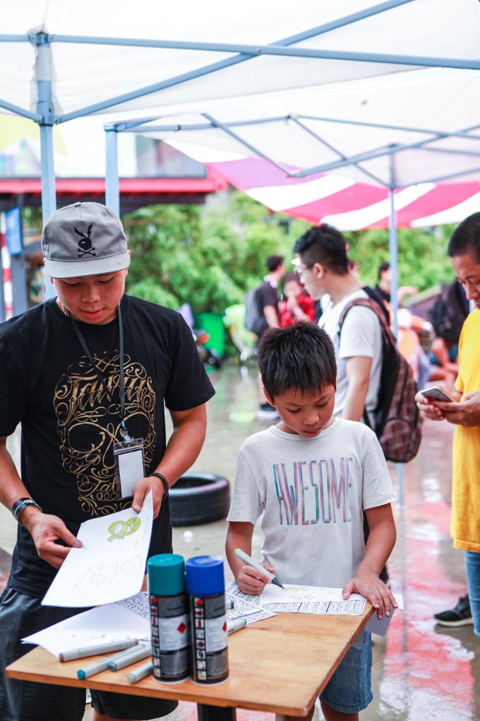 Các bạn trẻ được tham gia vẽ Graffiti với sự hướng dẫn của các họa sỹ chuyên nghiệp.