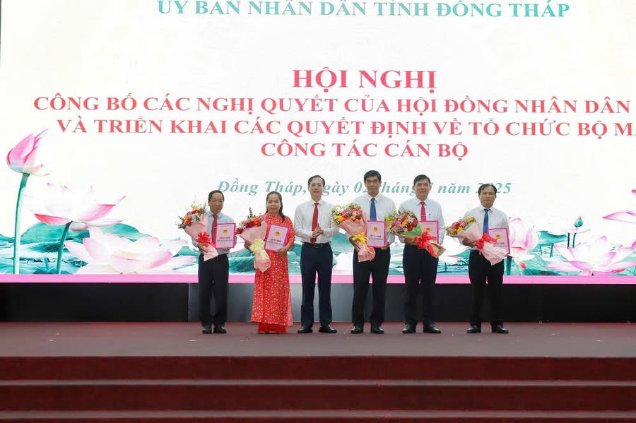 Ban Giám đốc Sở Tư pháp nhận quyết định bổ nhiệm. Ảnh: Xuân Uyên