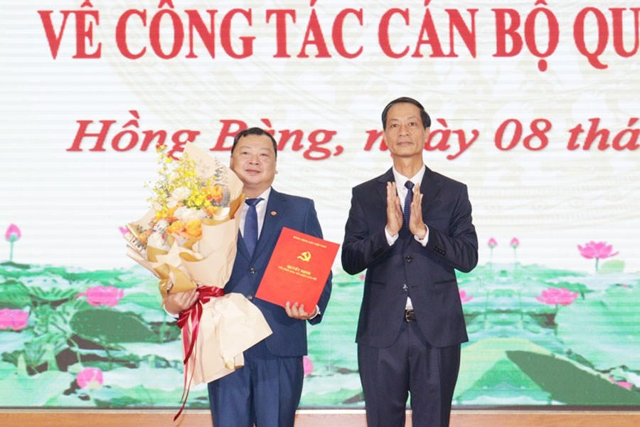 Phó Bí thư Thường trực Thành ủy Đỗ Mạnh Hiến trao Quyết định & tặng hoa chúc mừng Phó Bí thư Quận ủy Hồng Bàng.