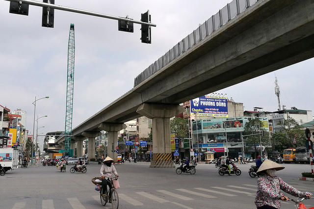 Ga La Khê: Đây được dự tính là một trong những nhà ga sẽ có mật độ hành khách đi tàu cao. Nhà ga nằm ở gần khu đô thị Văn Phú, đường Lê Trọng Tấn (Hà Đông) nối với các khu đô thị vệ tinh ở phía Tây Nam Thủ đô.