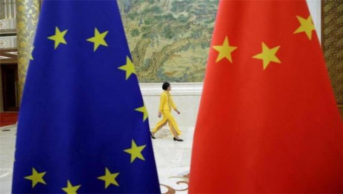 Cờ EU và cờ Trung Quốc ở Bắc Kinh.