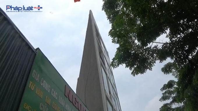 Nhà "siêu mỏng, siêu méo" còn xuất hiện ở nhiều tuyến đường mới xây dựng tại Hà Nội. (Ảnh: Lê Hải)